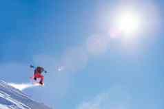 滑雪跳高滑雪板山阳光明媚的一天滑雪冬天体育