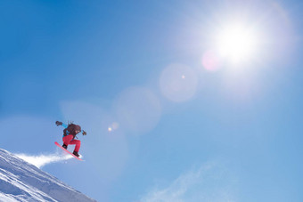 滑雪<strong>跳高</strong>滑雪板山阳光明媚的一天滑雪冬天体育