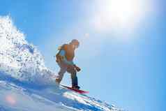 滑雪骑红色的滑雪板坡山明亮的太阳滑雪冬天体育概念