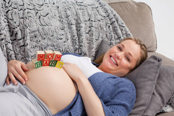 怀孕了年轻的女人多维数据集肚子