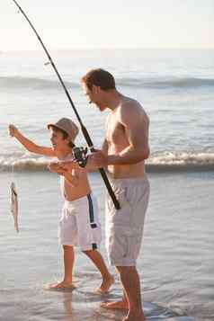 父亲钓鱼儿子
