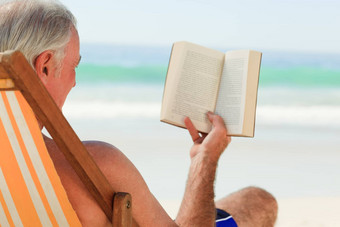 高级男人。阅读书海滩