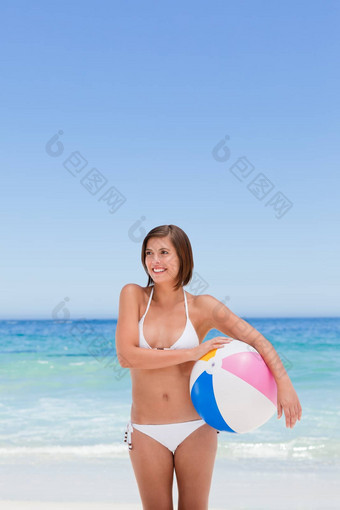 可爱的女人球海滩