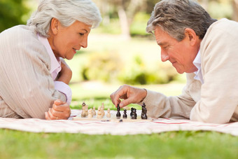 上了年纪的夫妇玩国际象棋