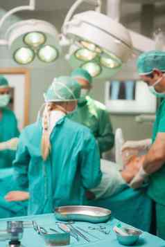 外科手术工具显示外科手术团队工作