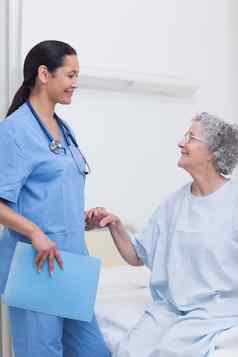 上了年纪的病人持有手护士