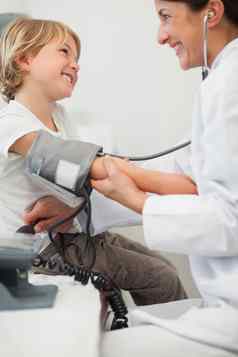 医生检查血压力孩子
