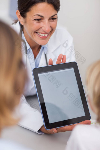微笑医生展示平板电脑电脑