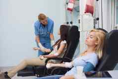 护士采取护理血捐赠
