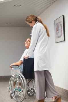 病人坐着轮椅医生