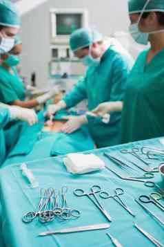 外科手术工具显示外科手术托盘外科医生操作