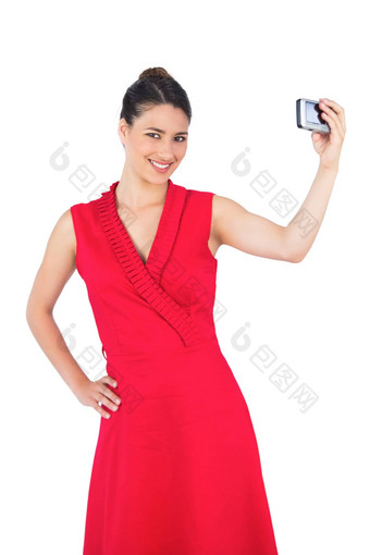 快乐优雅的浅黑肤色的女人红色的衣服采取图片