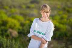 自然年轻的金发女郎穿志愿服务衬衫