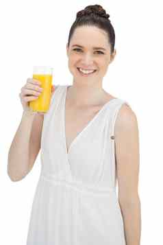 快乐的漂亮的模型白色衣服持有玻璃橙色汁