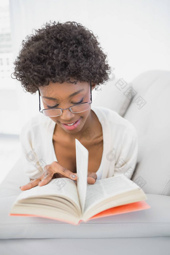 集中华丽的浅黑肤色的女人阅读书