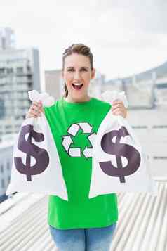 快乐的女人绿色使再循环T恤显示钱袋