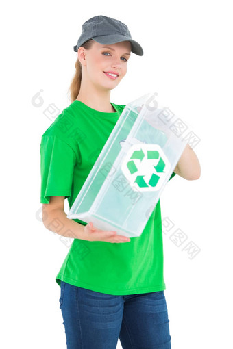 快乐的漂亮的环境积极分子持有回收盒子