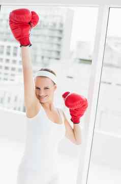 欢呼漂亮的女运动员提高拳击手套