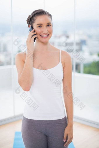 快乐的运动浅黑肤色的女人电话