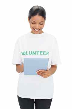 微笑模型穿志愿者T恤持有平板电脑
