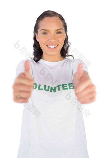 女人穿<strong>志愿者</strong>T恤给拇指