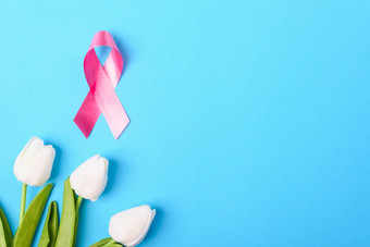 <strong>乳房癌症</strong>月概念平躺前视图粉红色的丝带