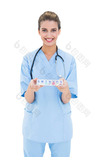 快乐棕色（的）头发的护士蓝色的实习医生风云持有<strong>药物治疗</strong>盒子