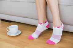年轻的纤细的女人穿粉红色的袜子