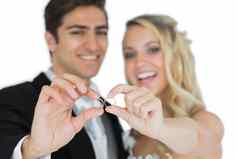 快乐的结婚了夫妇显示婚礼环