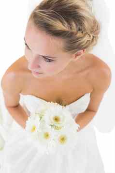 高角视图深思熟虑的新娘携带花束