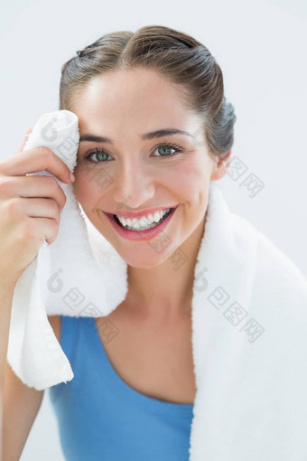 关闭微笑女人擦拭汗水毛巾