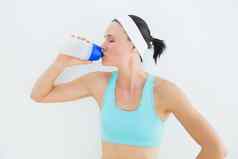运动适合年轻的女人喝水