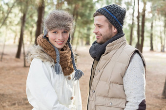 年轻的夫妇冬天服装森林