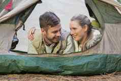 微笑夫妇说谎帐篷徒步旅行