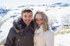 夫妇皮毛罩夹克下了雪山范围