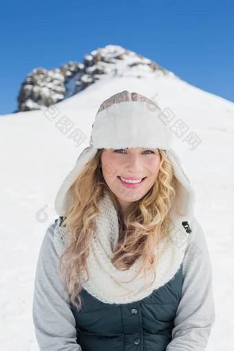 微笑女人前面下了雪山清晰的蓝色的天空