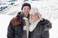 夫妇温暖的服装站下了雪景观