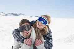 快乐的夫妇滑雪护目镜雪
