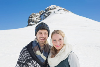 夫妇前面下了雪山清晰的蓝色的天空