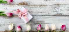 快乐母亲一天概念礼物盒子粉红色的郁金香白色