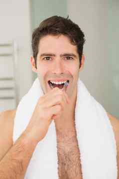 年轻的男人。刷牙牙齿浴室