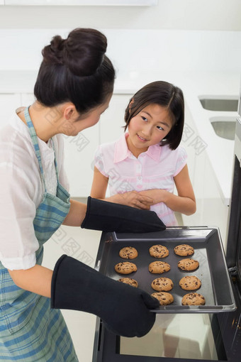女孩帮助妈妈。准备饼干厨房