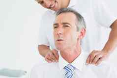 脊椎指压治疗者按摩病人脖子