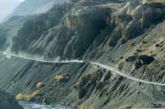 旅游车遥远的长山山路旅行开车边缘沙漠喜马拉雅山脉灰尘小径车辆离开神秘的高地岛徒步旅行徒步旅行背景