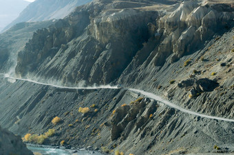 <strong>旅游车</strong>遥远的长山山路旅行开车边缘沙漠喜马拉雅山脉灰尘小径车辆离开神秘的高地岛徒步旅行徒步旅行背景