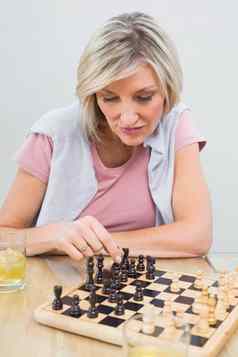 集中女人玩国际象棋表格