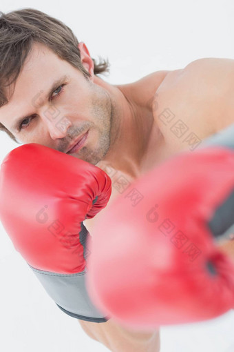肖像年轻的男人。红色的拳击手套
