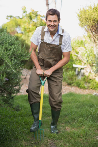 快乐男人。粗布工作服斜花园