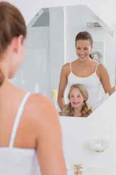 快乐妈妈。女儿浴室镜子