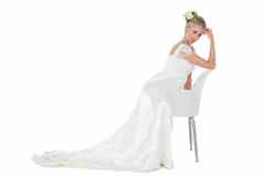 自信新娘倾斜椅子白色背景